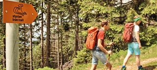 Zwei Wanderer auf dem Styrial Iron Trail. 