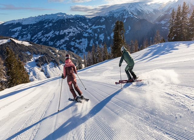 Zwei Skifahrer auf der Piste in Mayrhofen.