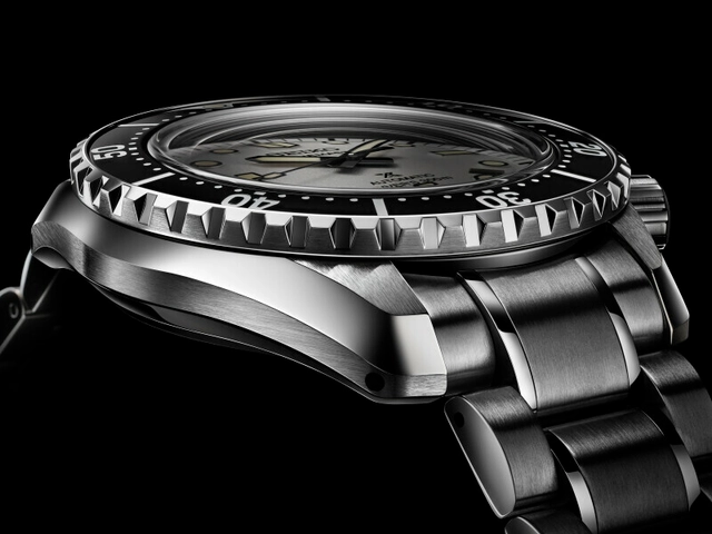 Seiko Marinemaster SLA077, Edelstahluhr von der Seite
