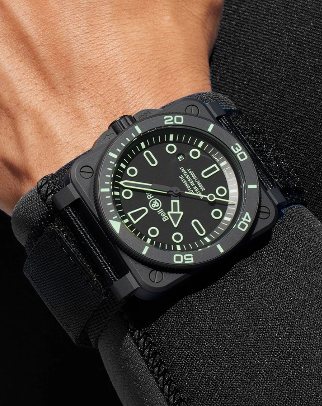 WatchTime-Bell&Ross-BR03DiverLumOutline-Wrist.jpg Bell & Ross – BR-03 Diver Lum Outline, Taucheruhr am Handgelenk