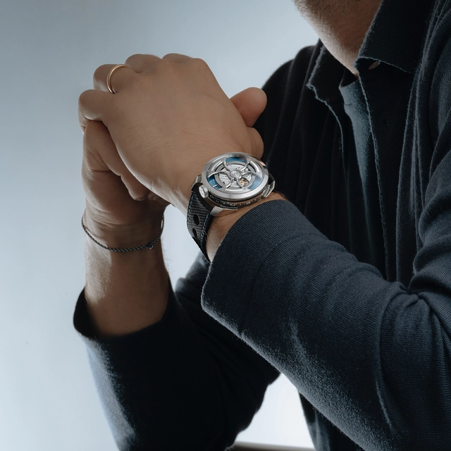 MAD1S-MBANDF-Blue-Wristshot.jpg MB&F M.A.D. Editions - die M.A.D.1S in Blau
