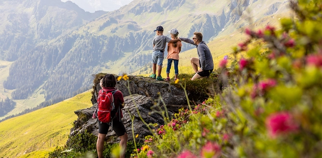 Fünf Personen vor Bergpanorama im Alpbachtal in Tirol.