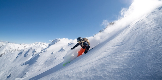 Skifahrer abseits der Piste im Gasteinertal.