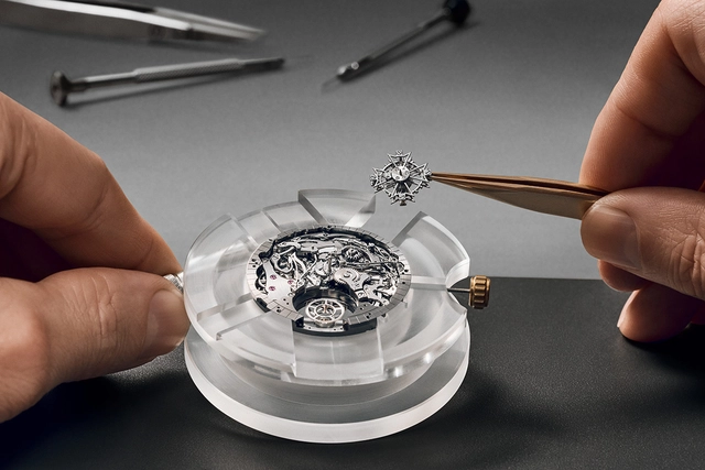 Vacheron_Constantin_Overseas_Grand_Complication_Openface_detail_tourbillon.jpg Tourbillon im Uhrwerk Kaliber 2755 QP der Vacheron Constantin Overseas Grand Complication