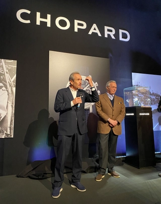 Jacky Ickx zeigt die Mille Miglia Classic Chronograph JX7 bei der Chopard-Abendveranstaltung in Prangins