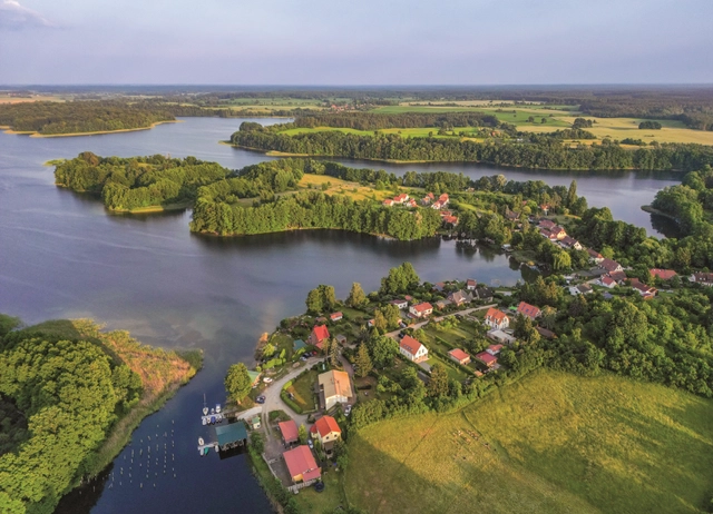 Drohnensicht des Dorfs Carwitz am See