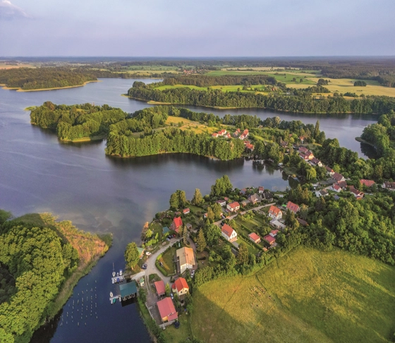 Drohnensicht des Dorfs Carwitz am See