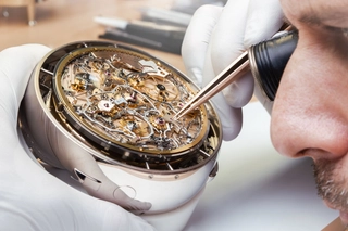 Uhrmacher bei der Montage der Vacheron Constantin Berkley Grand Complication 