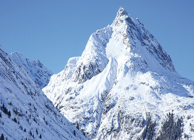 Fotoaufnahme einer verschneiten Bergkulisse.