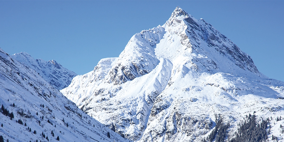 Fotoaufnahme einer verschneiten Bergkulisse.