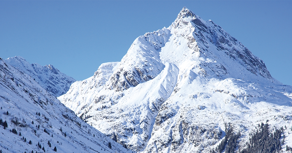Fotoaufnahme einer verschneiten Bergkulisse.