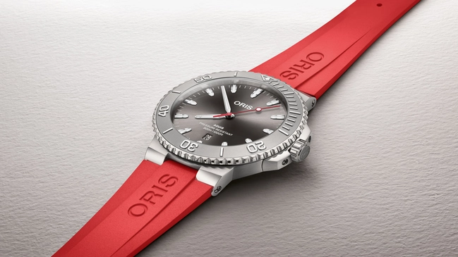 Oris Aquis Date Relief in Hellrot