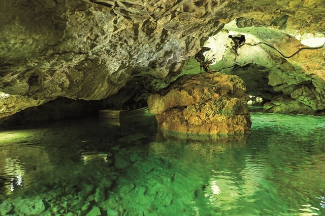 Heimkehle (6) Eine Höhle mit einem Unterwassersee