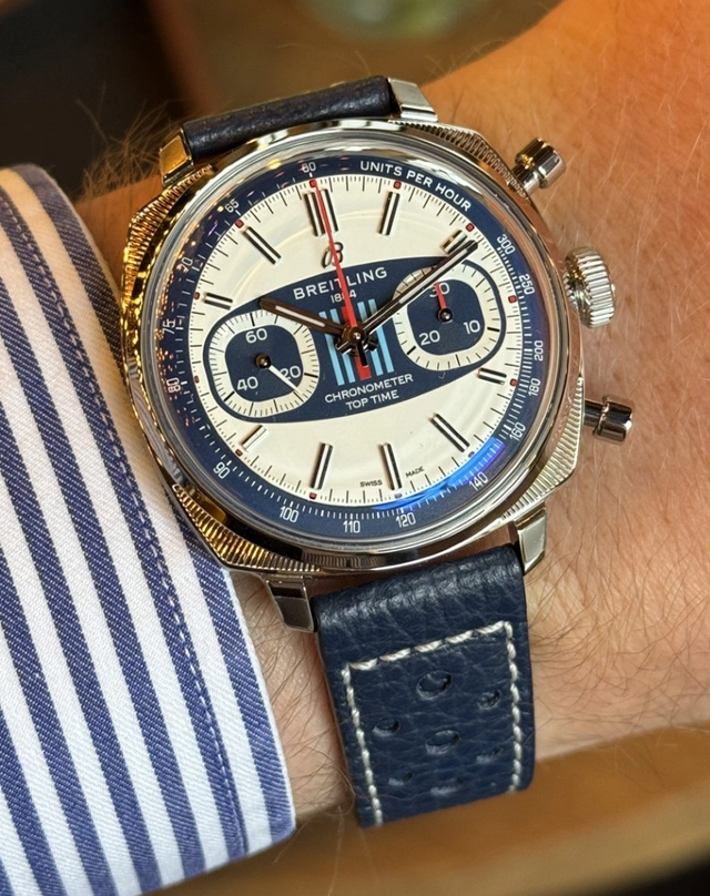 WatchTime-Breitling-TopTimeRacing-Martini-Wrist.jpg Breitling – Top Time Martini Racing Edition, Edelstahluhr mit Chronographen-Komplikation und Lederband