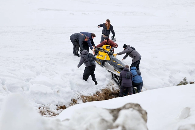 Der Ski-Doo landet im Graben und wird mit vereinten Kräften rausgezogen. Mensch, Maschine und Uhr sind unbeschadet