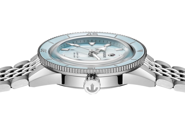 Rado Captain Cook Referenz R32223203 Profil mit Keramiklünette und gewölbtem Saphirglas vor weißem Hintergrund