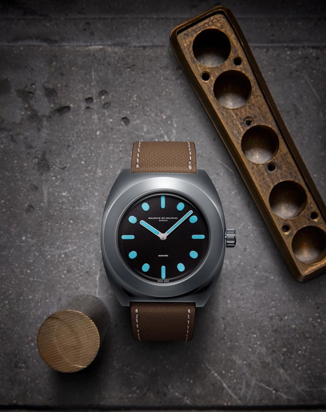 Die  Pillow Watch von Maurice de Mauriac in Titan