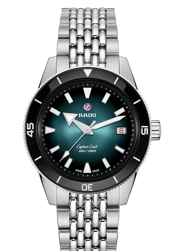 Rado Captain Cook Automatic, Referenz R32223213, Edelstahluhr vor weißem Hintergrund