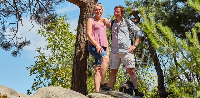 Zwei Personen beim Wandern am Dreikaiserstuhl.