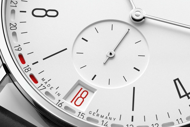 Nomos Glashütte Tangente 2date Ref. 135 mit weißem Zifferblatt Detail