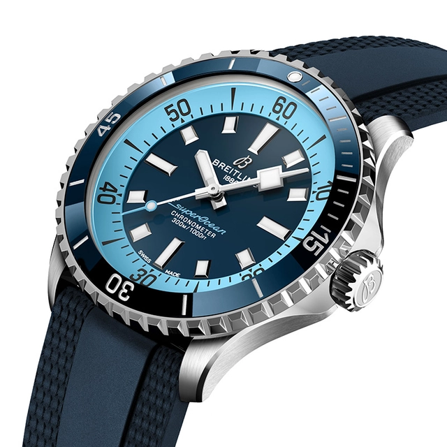 Breitling_Superocean_Sylt_Limited_Edition_A173759A1C1S1_Seite.jpg Breitling Superocean Sylt Limited Edition Referenz A173759A1C1S1, schräges Profil der Uhr