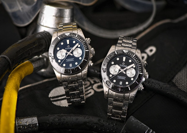 Titoni Seascoper 300 Bi-Compax Chronograph Stahl mit blauem und schwarzem Zifferblatt
