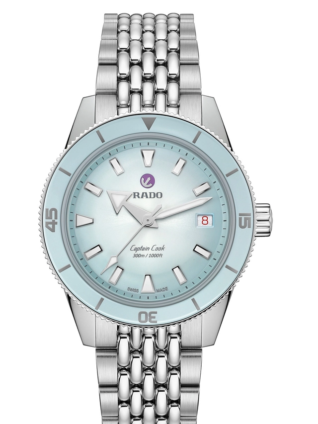 Rado Captain Cook Automatic, Referenz R32223203, Edelstahluhr mit hellblauem Zifferblatt vor weißem Hintergrund