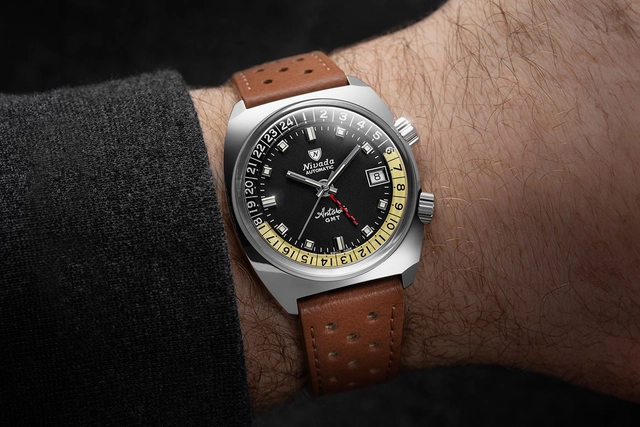 Nivada Grenchen Antarctic GMT am Handgelenk