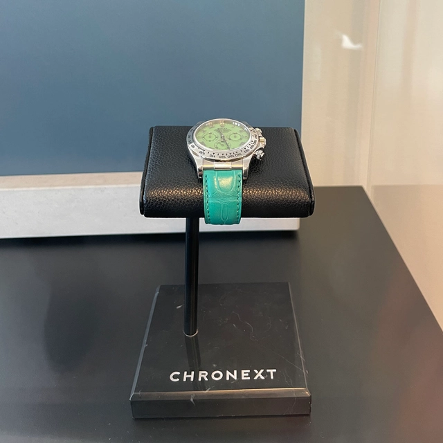 Chronext-Boutique München Auslage mit grüner Rolex Daytona