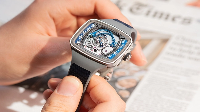 Hautlence – Helix Series 1, extravagante Uhr aus Titan