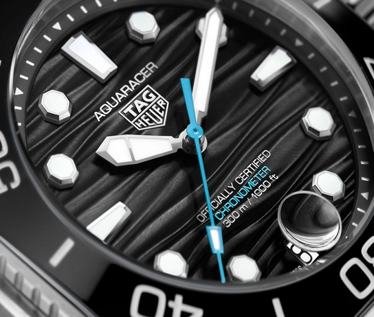 TAG Heuer Aquaracer Professional 300 Date mit schwarzem Zifferblatt Detail