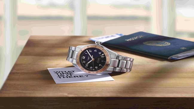 Longines Spirit Zulu Time 1925, Uhr auf dem Tisch liegend