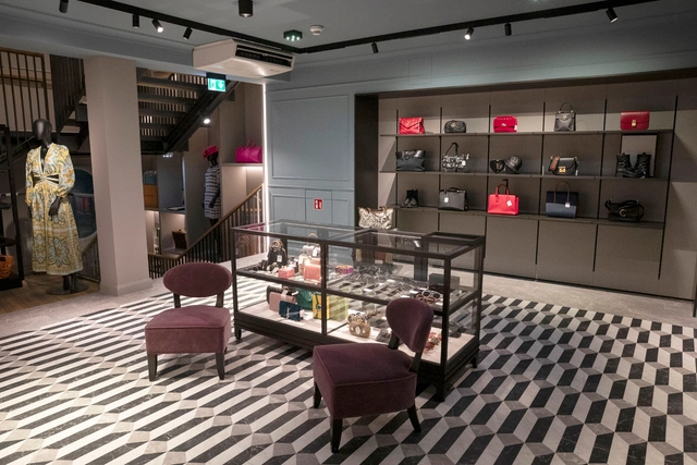 Eppli Haus Stuttgart, Verkaufsraum mit Handtaschen