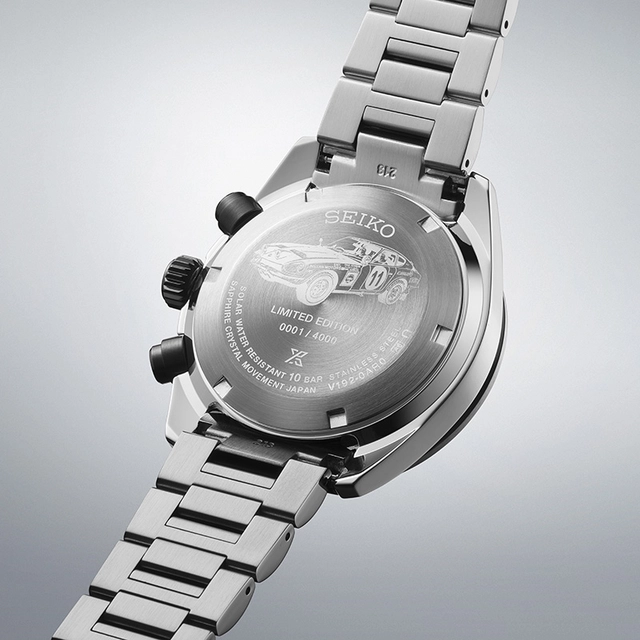 Seiko Speedtimer Solar Chronograph Datsun Limited Edition, Referenz SSC957 Gehäuseboden mit Gravur des Datsun 240Z