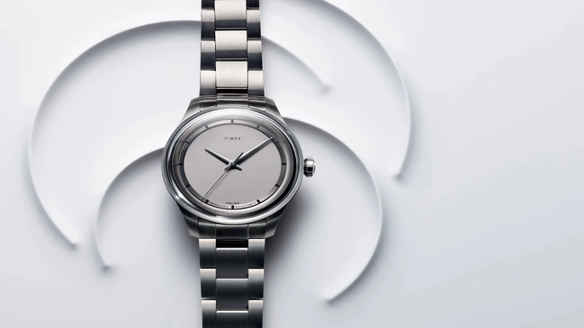 Frontansicht mit Zifferblatt und Armband der Timex S2Ti Swiss Made Automatic 38mm