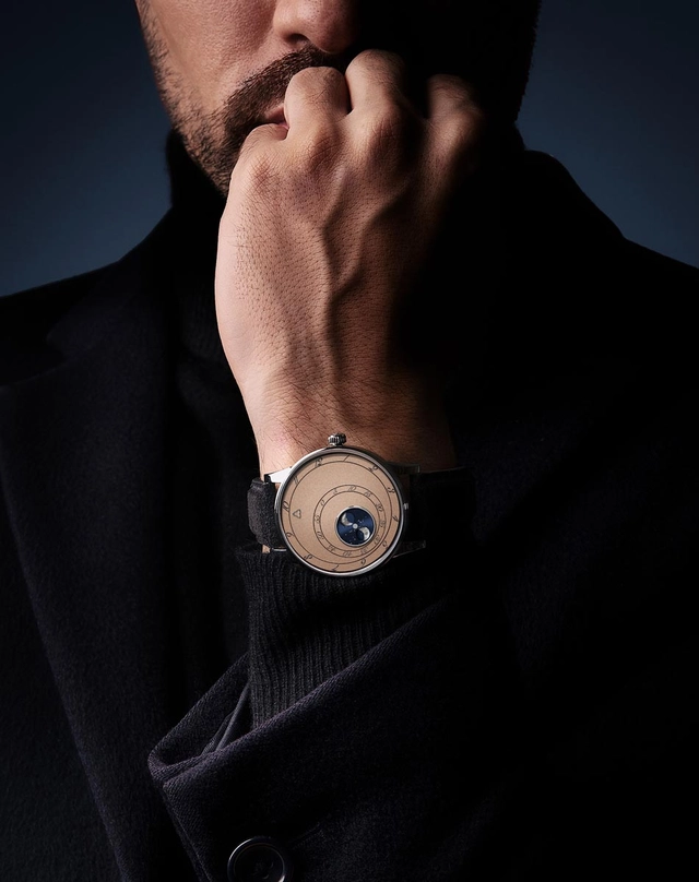 WatchTime-Trilobe-Les-Matinaux-Collection-L_Heure-Exquise-Edition-Dune-Wrist.jpg Die Trilobe Les Matinaux L'Heure Exquise am Arm