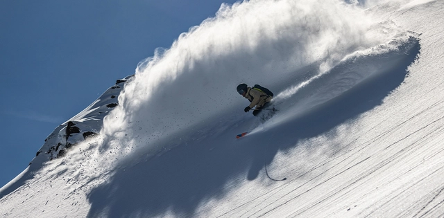 Aufnahme eines Freeriders bei Abfahrt im Tiefschnee.