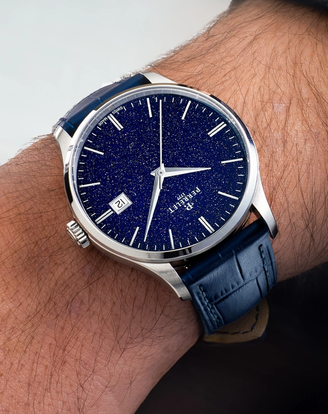 WatchTime-Perrelet-WeekendAventurine-Wrist.jpg Perrelet – Weekend Aventurine, Automatikuhr mit Edelstahlgehäuse und Steinzifferblatt am Handgelenk