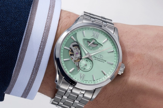 2 Orient Star.jpg Layered Skeleton in Mintgrün von Orient Star am Handgelenk