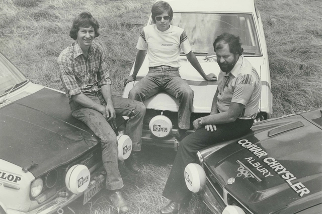 Bevan Weston (rechts) trägt die Heuer Monaco bei einer Rallye in Australien in den späten 1970er Jahren.