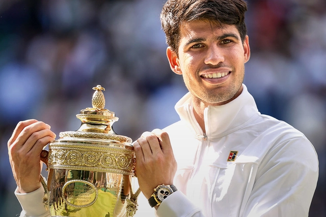 Wimbledon-Sieger 2024: Carlos Alcaraz mit Pokal und Rolex Daytona Wimbledon-Sieger 2024: Carlos Alcaraz mit Pokal und Rolex Daytona