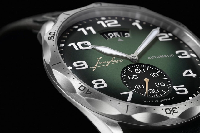 Junghans Pilot Automatic in Stahl mit grünem Zifferblatt