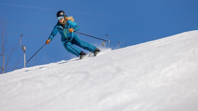 Skifahrerin auf der Piste im Sauerland.
