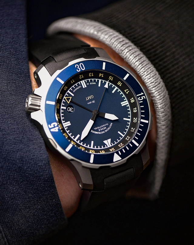 WatchTime-MühleGlashütte-SeebataillonGMT-Wrist.jpg Mühle Glashütte – Seebataillon GMT, Titanuhr am Handgelenk