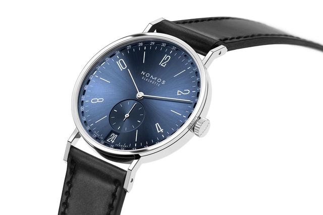 Nomos Glashütte Tangente 2date Blue Ref. 136 Halbseite