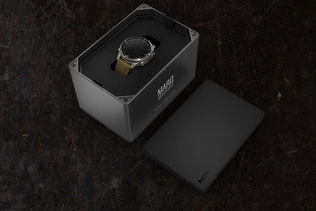 Verpackung der Garmin Marq Adventurer Damascus Steel Edition