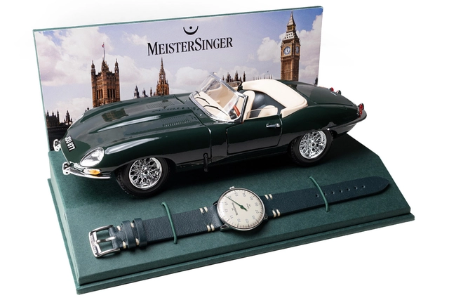 Meistersinger Edition Neo J.E, Verpackung mit Display und Westminsterpalast im Hintergrund