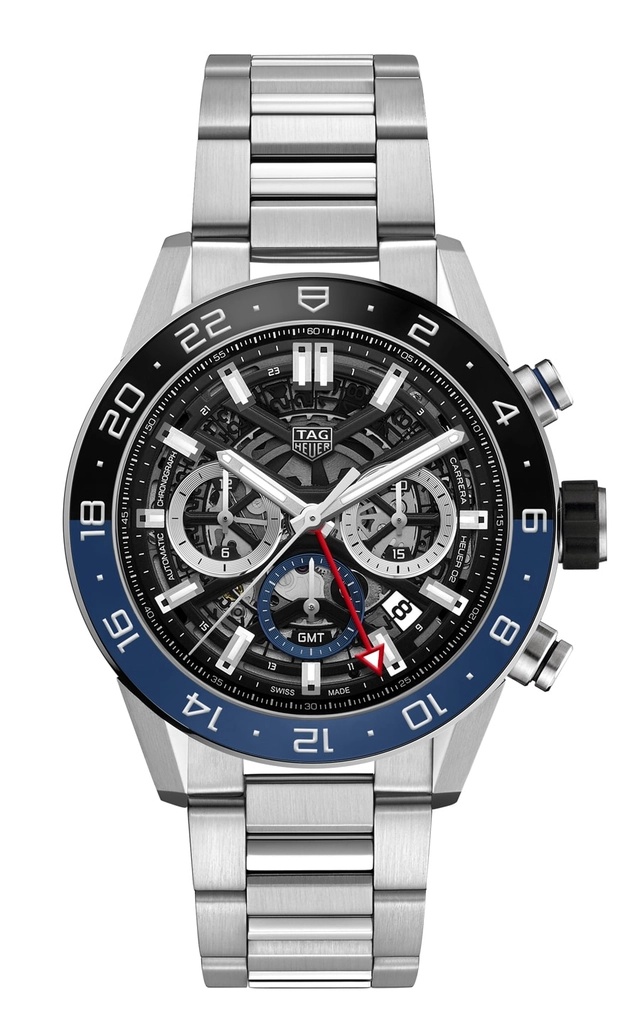 Die TAG Heuer Carrera Heuer 02 GMT zeigt mit dem zentralen Zeiger für die zweite Zeitzone auf die 24-Stunden-Skala auf der Lünette (5.500 Euro).