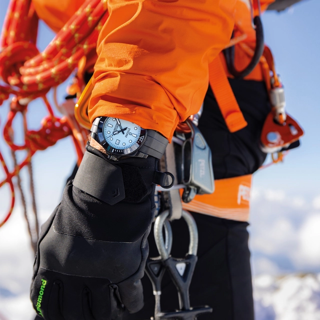 Titoni Seascoper 300 Ice Blue DLC am Handgelenk