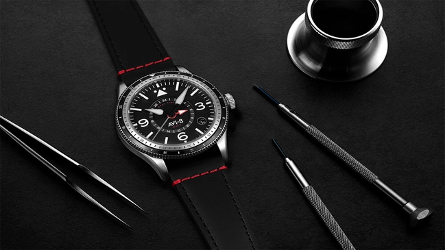 Avi-8 Flyboy Airmaster GMT Automatic AV-4128-01 Engine Black, Uhr auf schwarzem Hintergrund